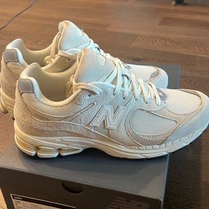 New Balance 2002R Men’s 8 | Women’s 9.5